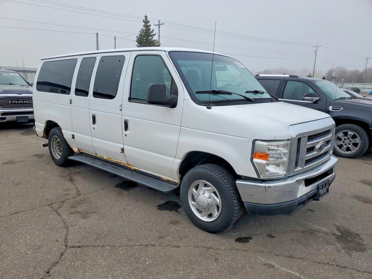2011 Ford Econoline E150 Wagon - Фото 4