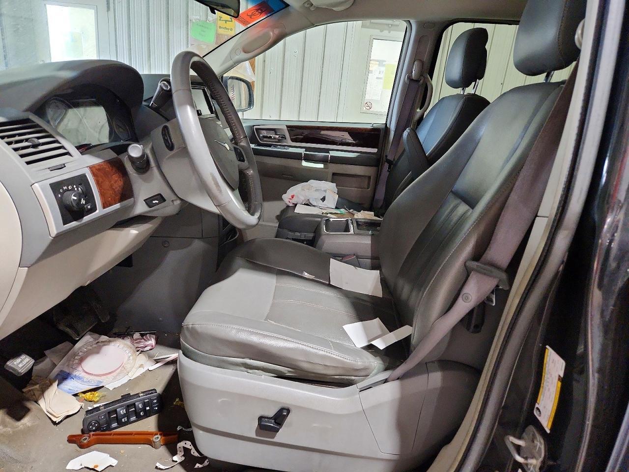 2010 Chrysler Town & Country Touring - Image 7