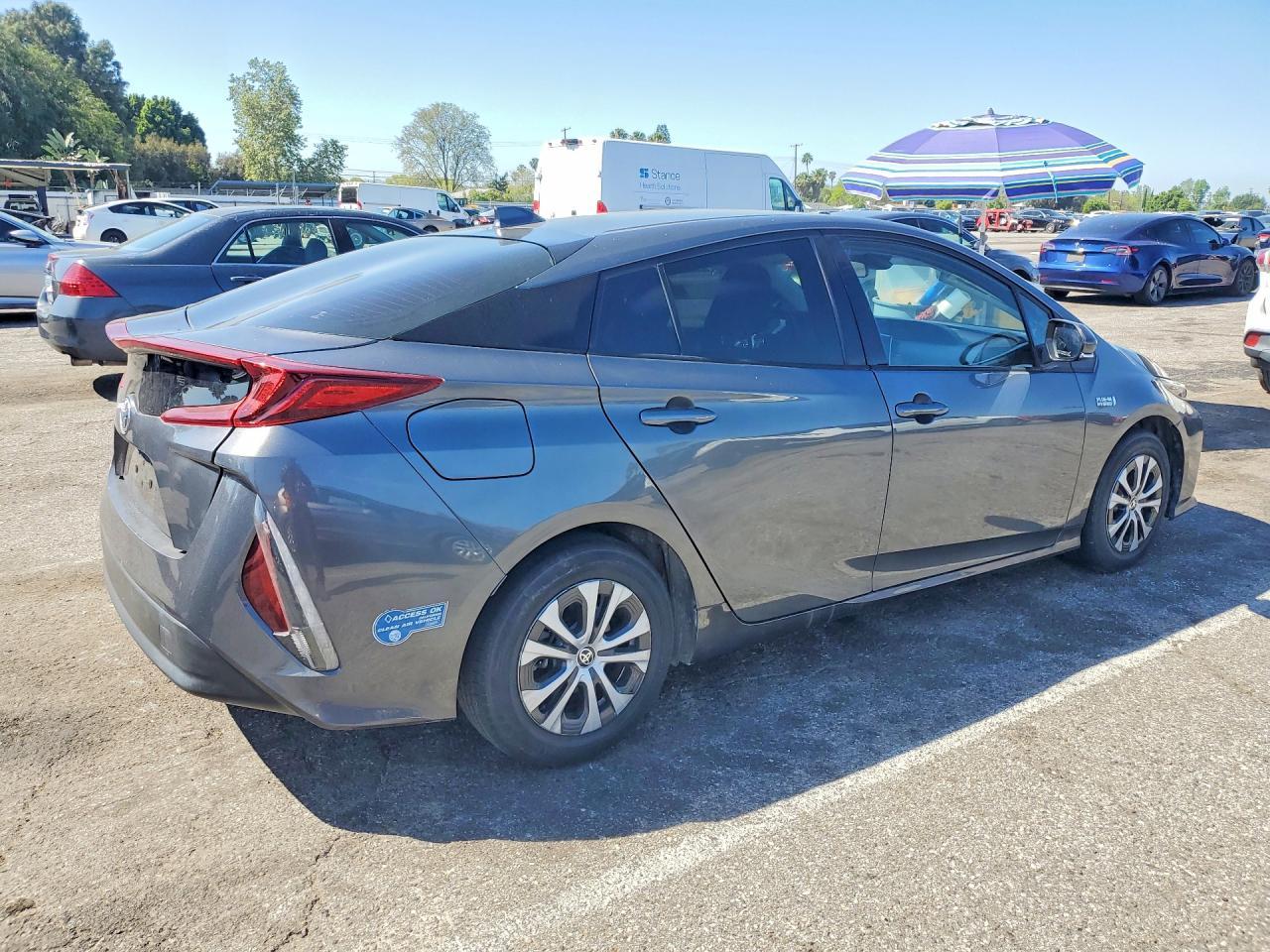 2022 Toyota Prius Prime Le - Image 3