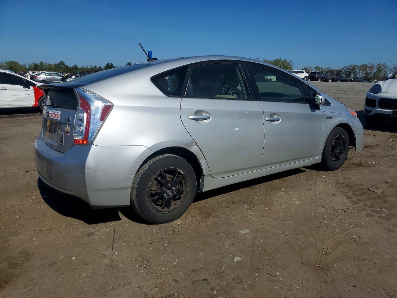 2014 Toyota Prius Three - Фото 3