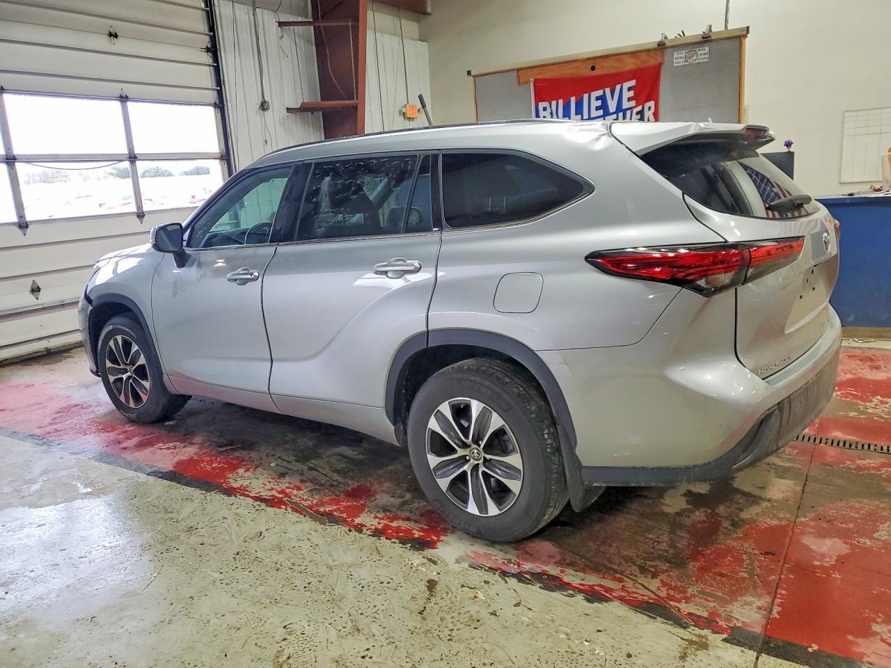 2021 Toyota Highlander Xle - Image 2