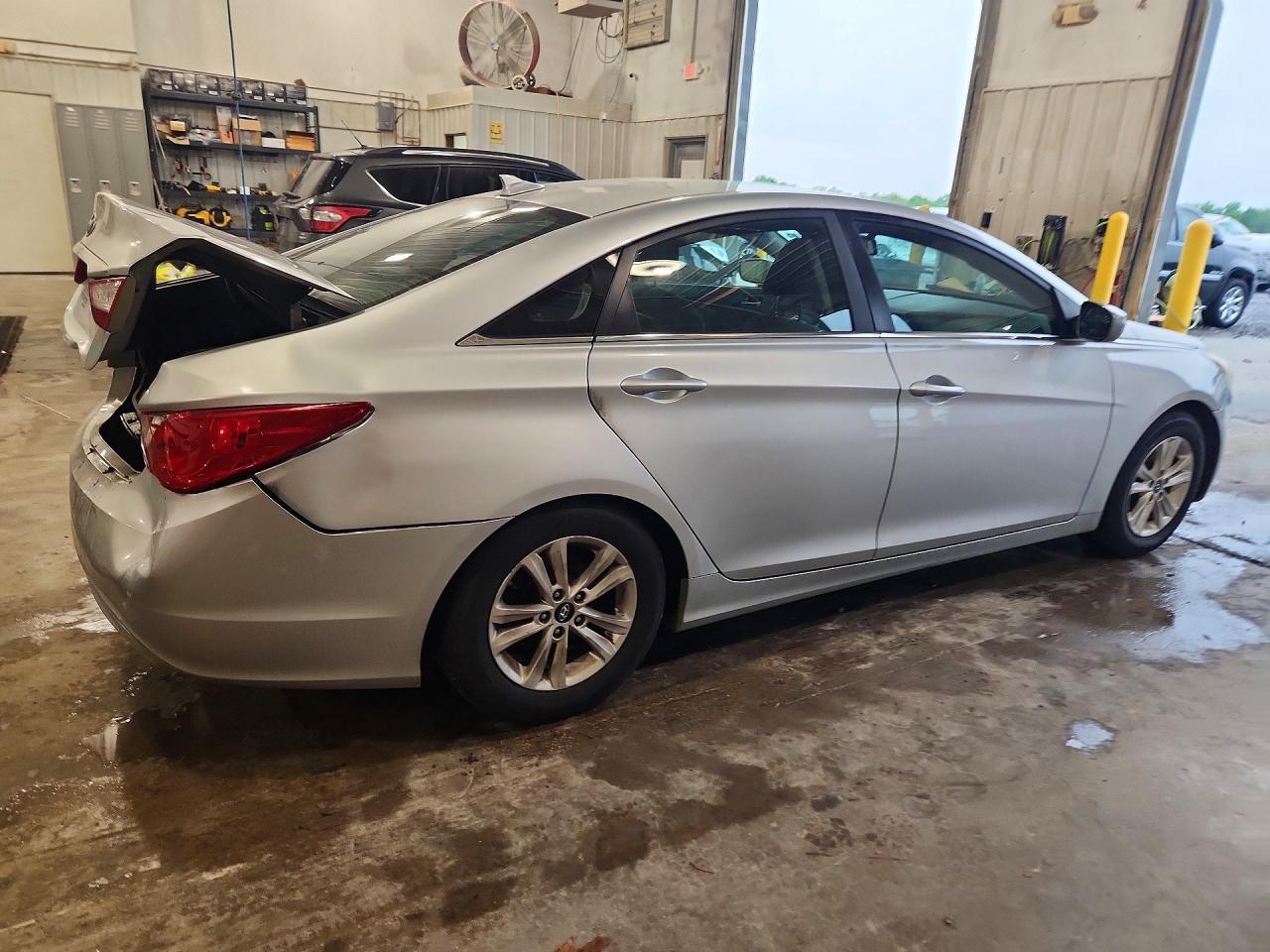 2013 Hyundai Sonata - Image 3
