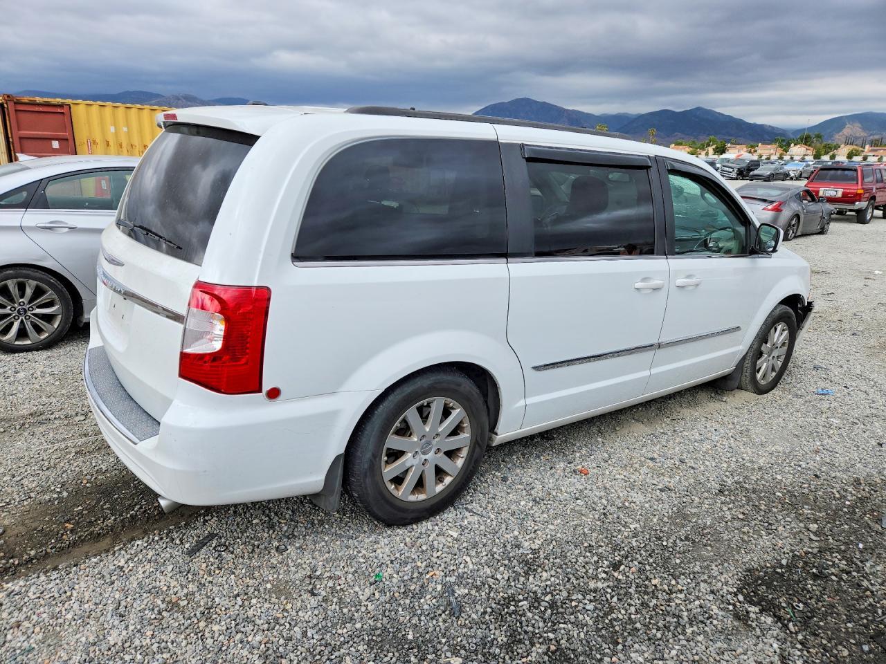 2014 Chrysler Town & Country Touring - Фото 3