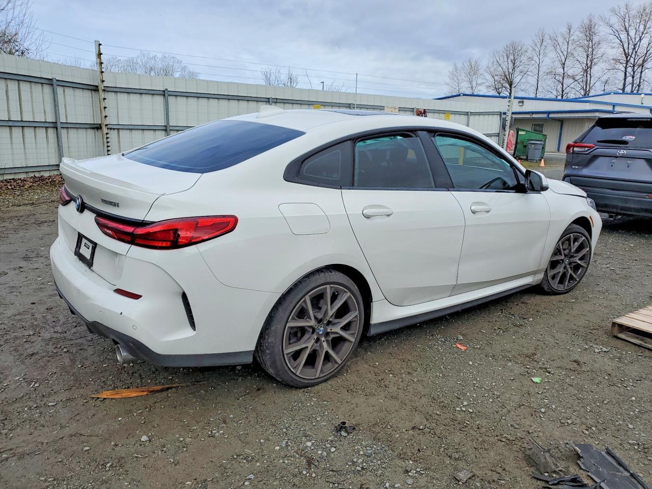 2020 BMW 228Xi - Фото 3