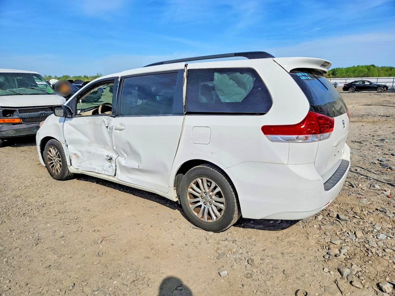 2014 Toyota Sienna Xle 8-Passenger - Image 2