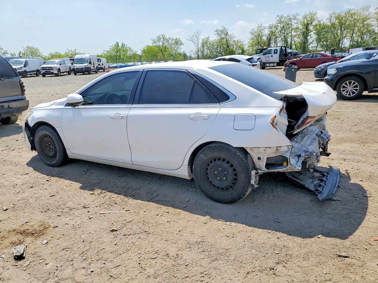 2016 Toyota Camry Le - Фото 2