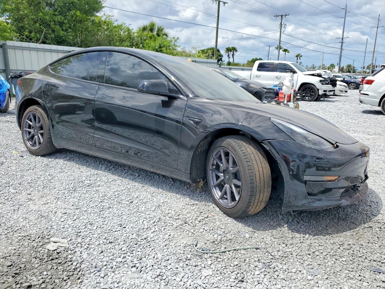 2023 Tesla Model 3 - Фото 4