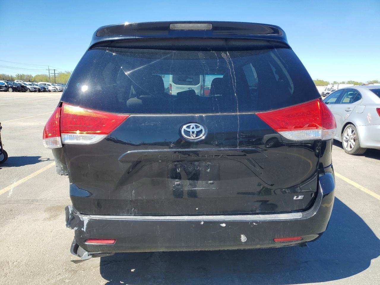 2013 Toyota Sienna Le 8-Passenger - Image 6