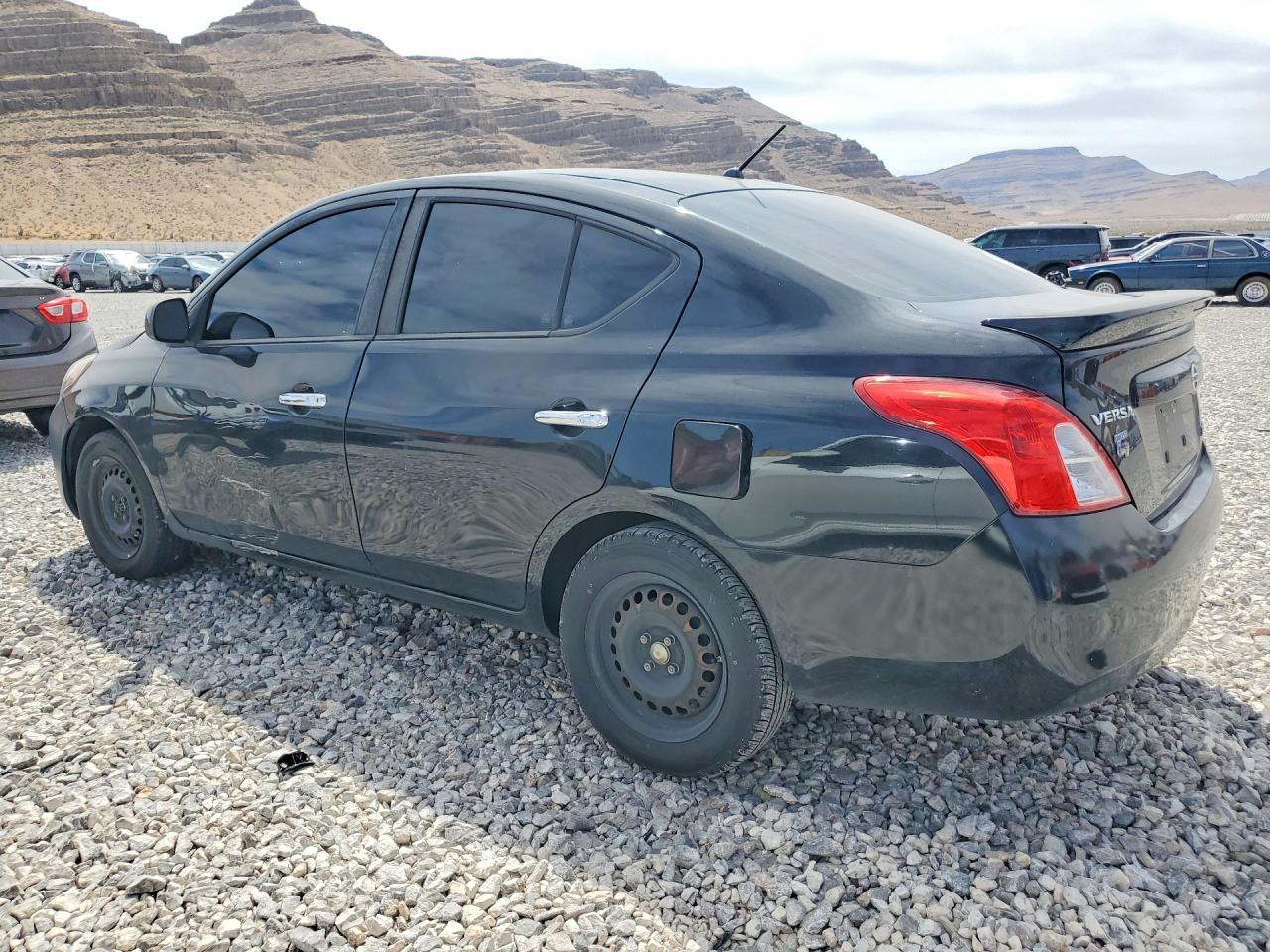 2013 Nissan Versa 1.6 S - Image 2