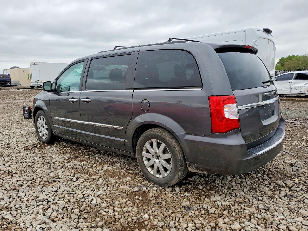 2016 Chrysler Town & Country Touring - Image 2