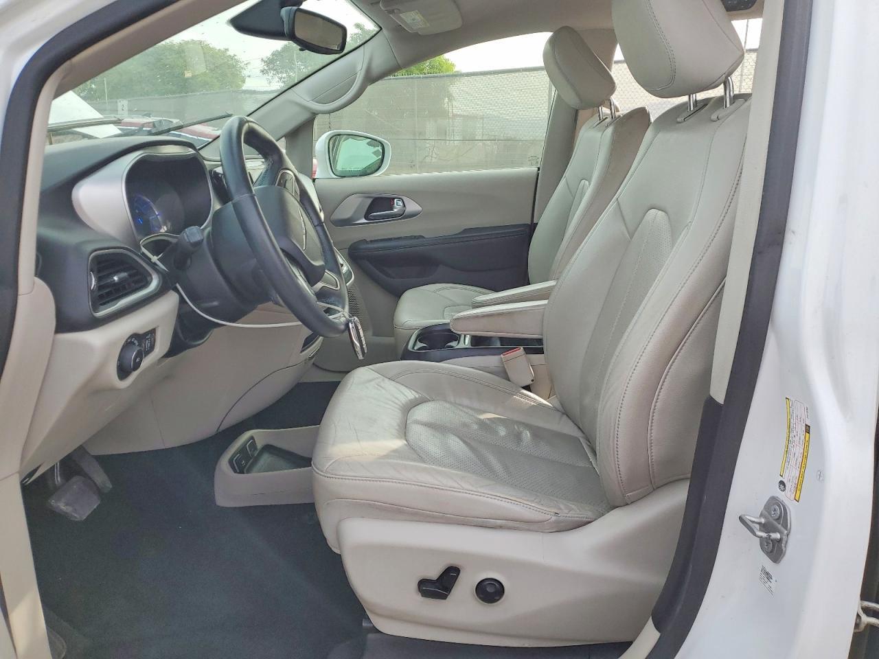 2018 Chrysler Pacifica Hybrid Touring L - Image 7