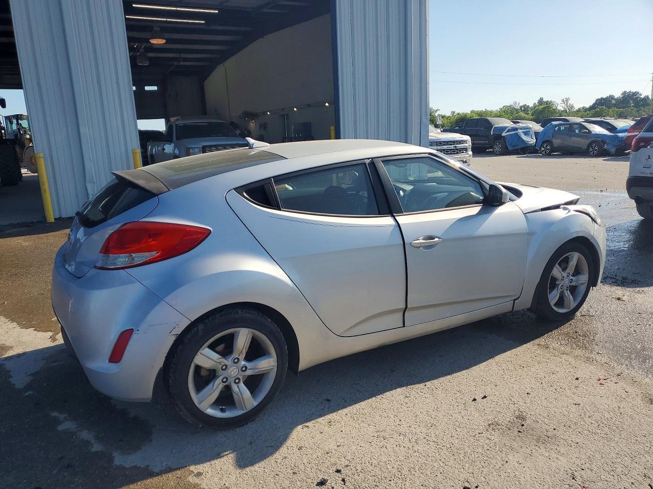 2014 Hyundai Veloster Base - Image 3
