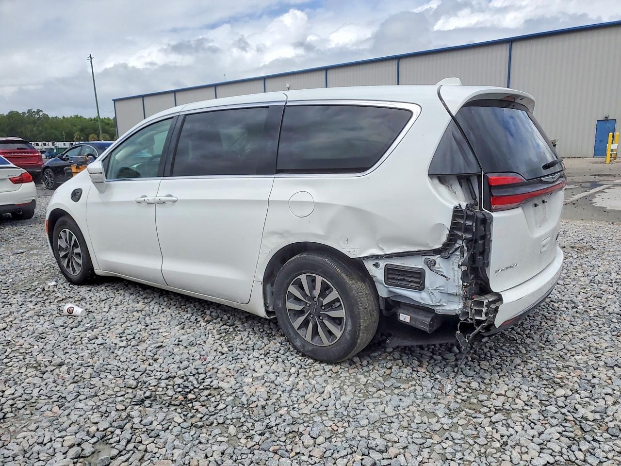 2022 Chrysler Pacifica Hybrid Touring L - Image 2