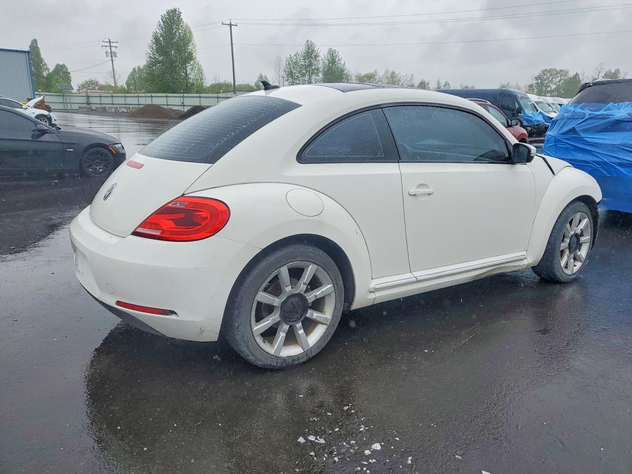 2013 Volkswagen Beetle - Фото 3