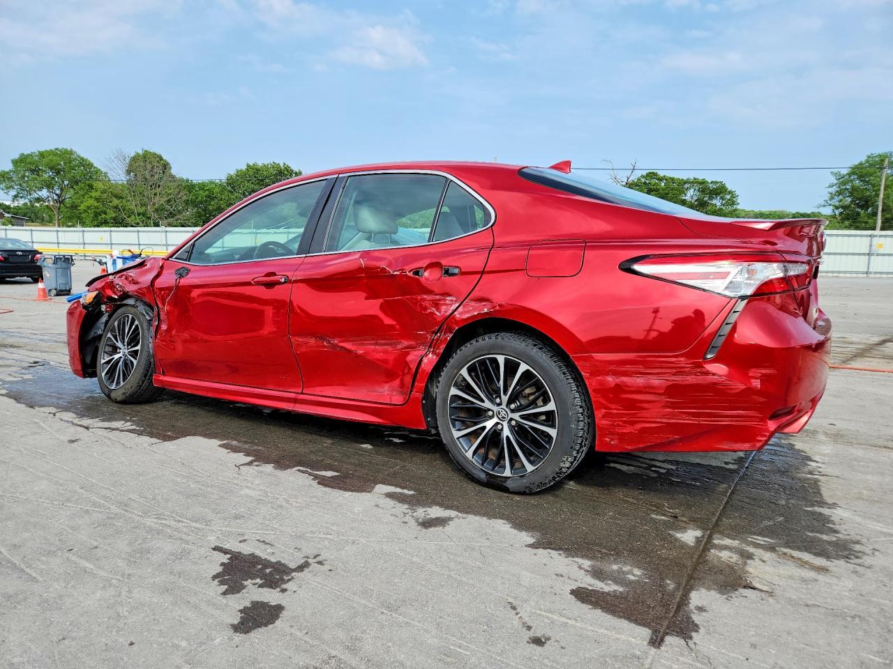 2020 Toyota Camry Se - Фото 2