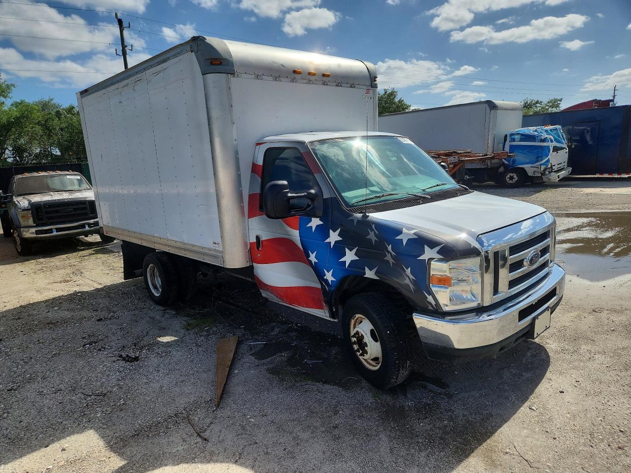2017 Ford E350 Box Truck - Фото 4