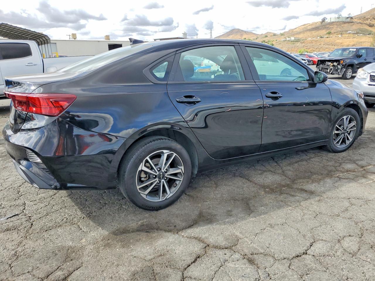 2023 Kia Forte Lxs - Фото 3