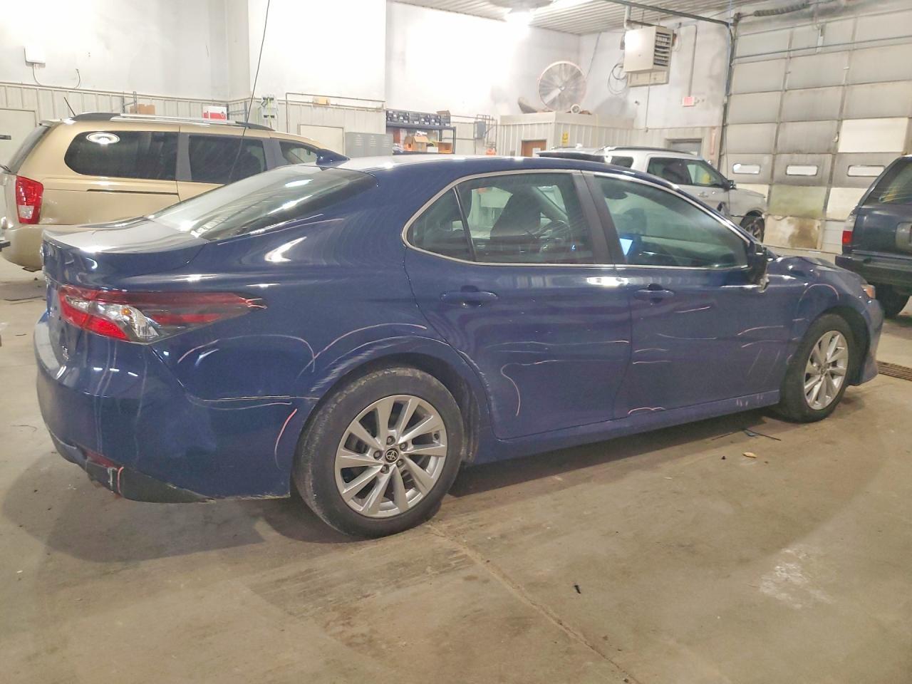 2023 Toyota Camry Le - Фото 3