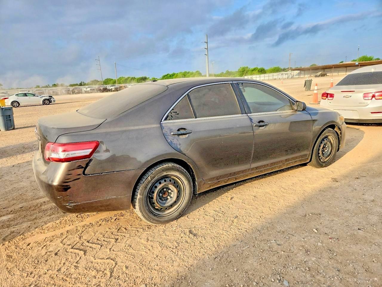 2011 Toyota Camry Le - Фото 3