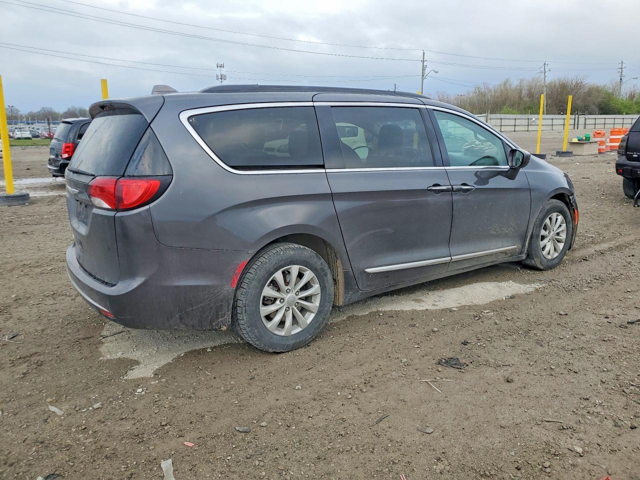 2017 Chrysler Pacifica Touring L - Фото 3