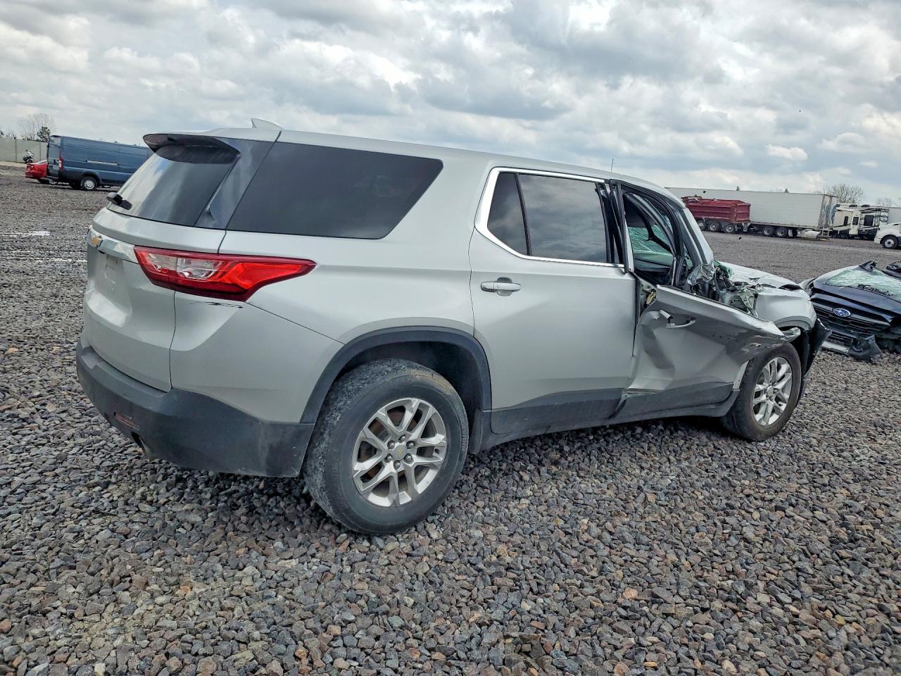 2021 Chevrolet Traverse Ls - Фото 3