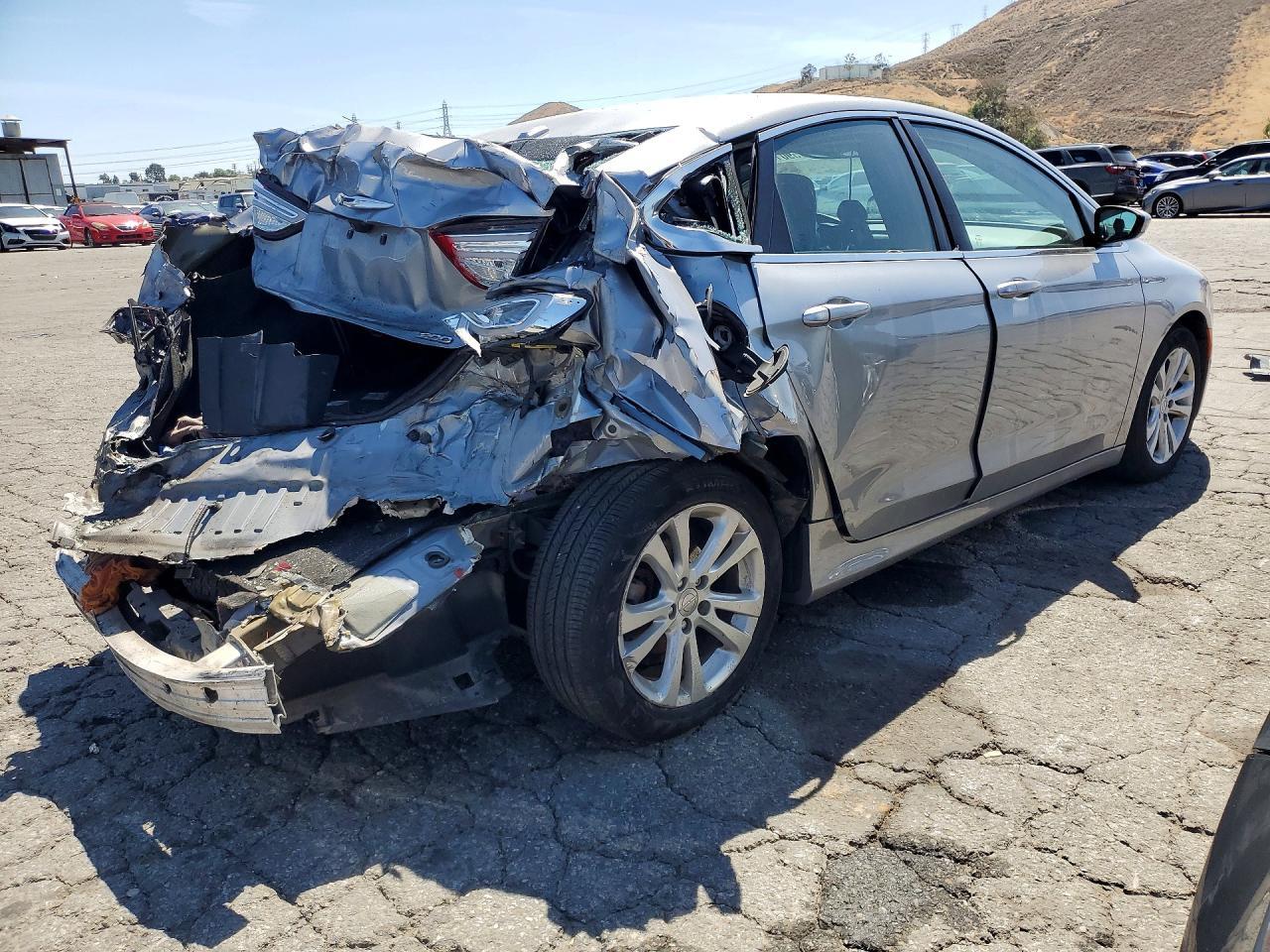 2015 Chrysler 200 Limited - Фото 3