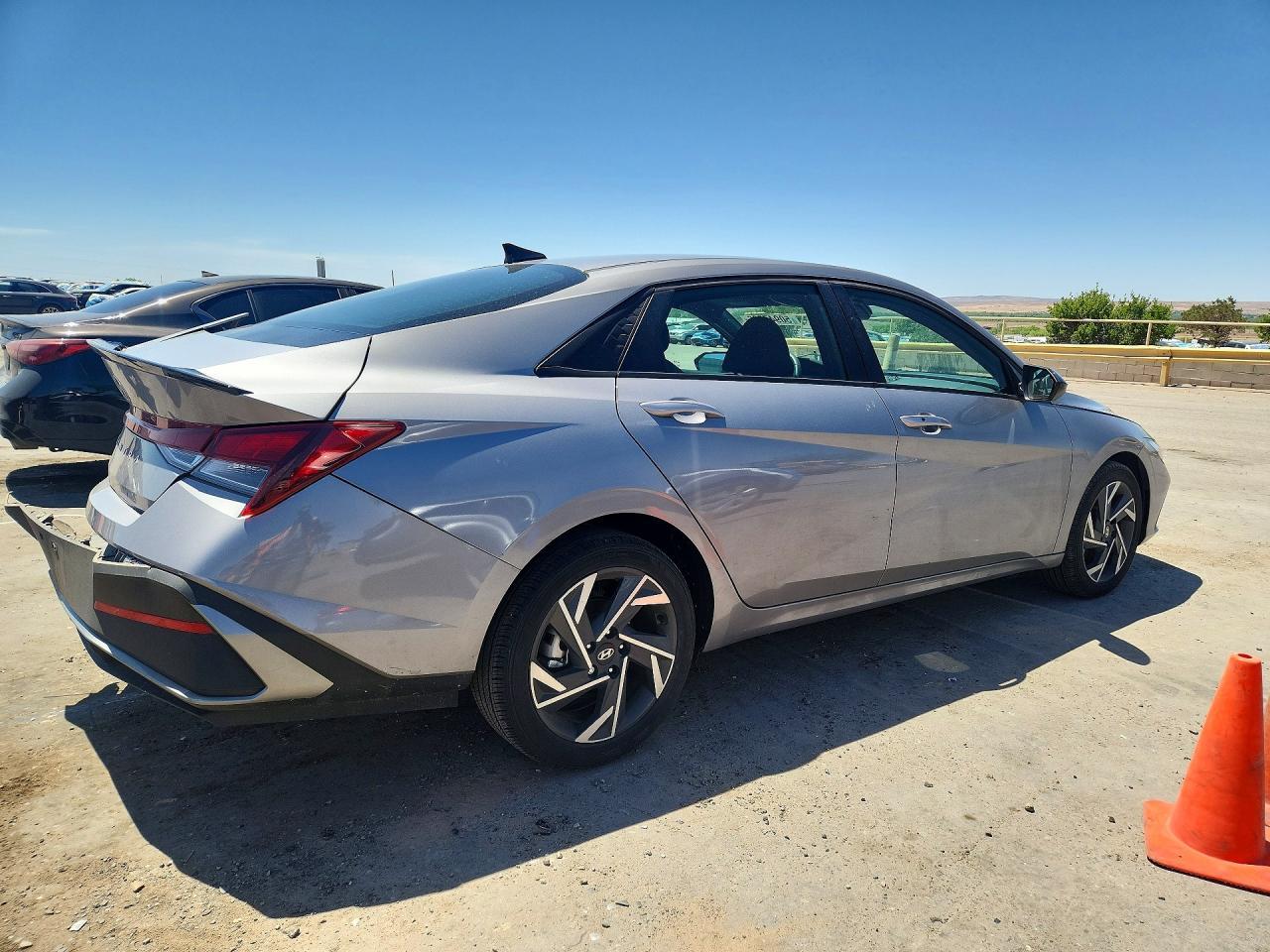 2025 Hyundai Elantra Sel Sport - Image 3