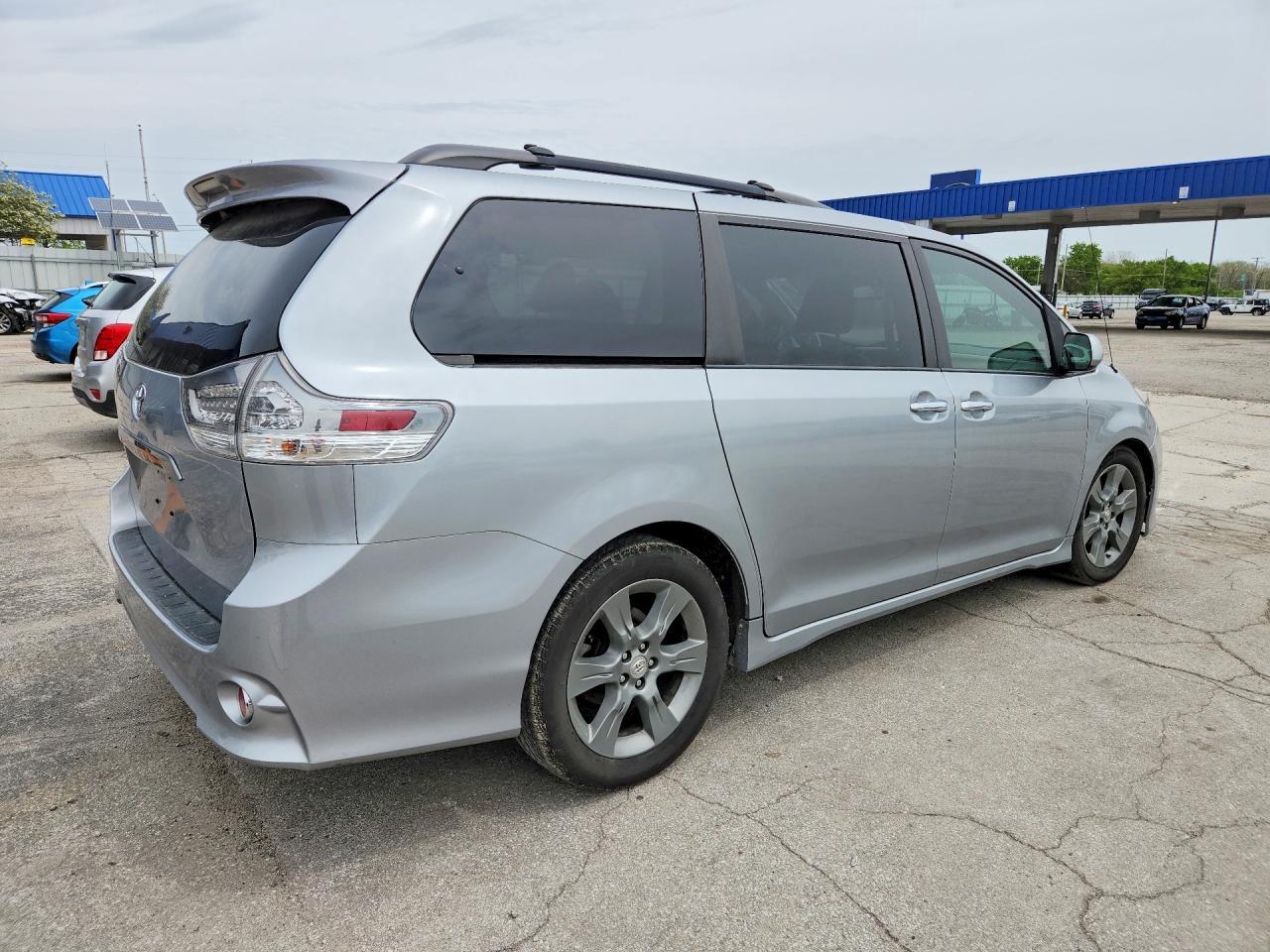 2014 Toyota Sienna Sport - Фото 3