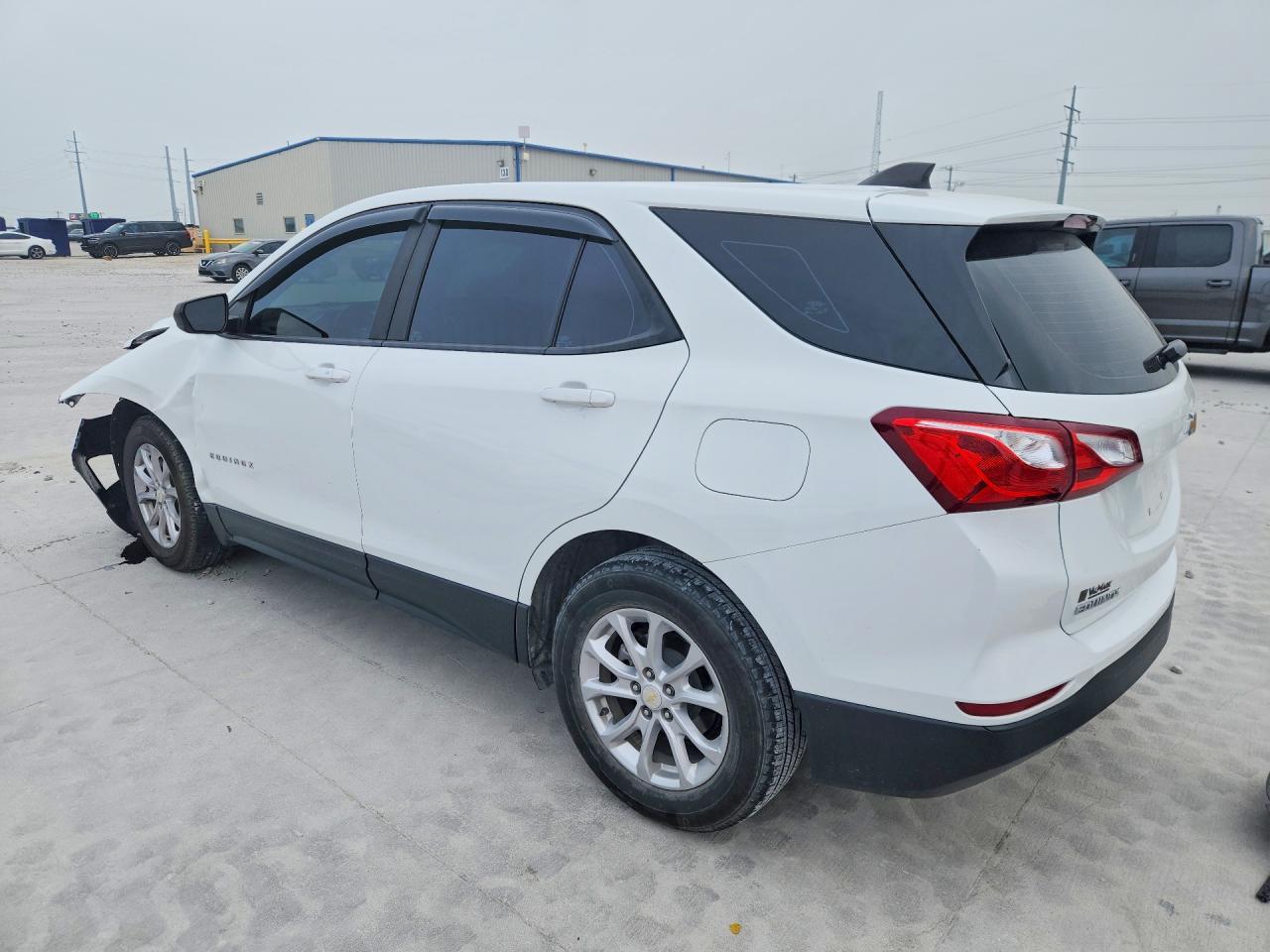 2021 Chevrolet Equinox Ls - Фото 2