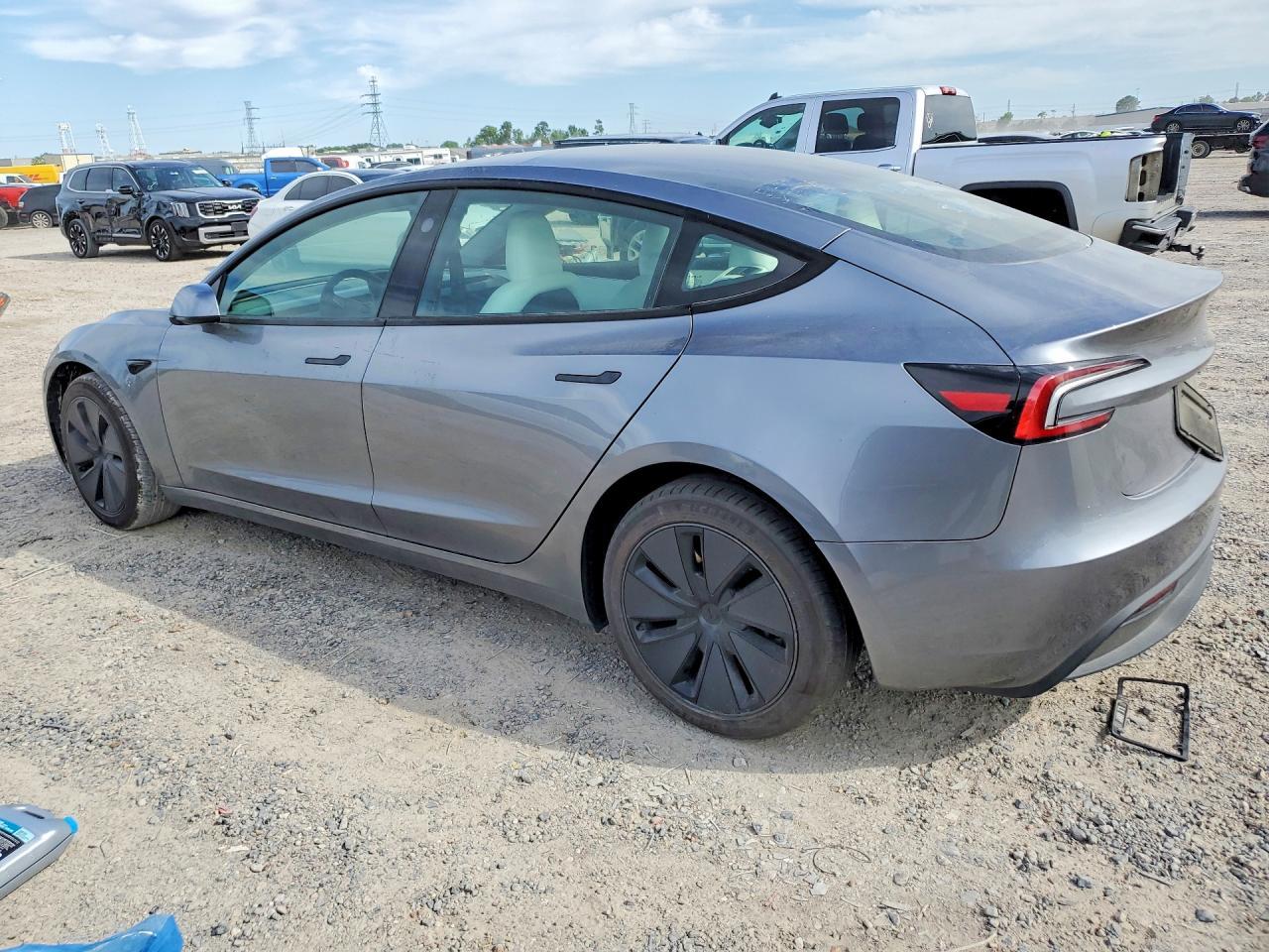 2025 Tesla Model 3 - Фото 2