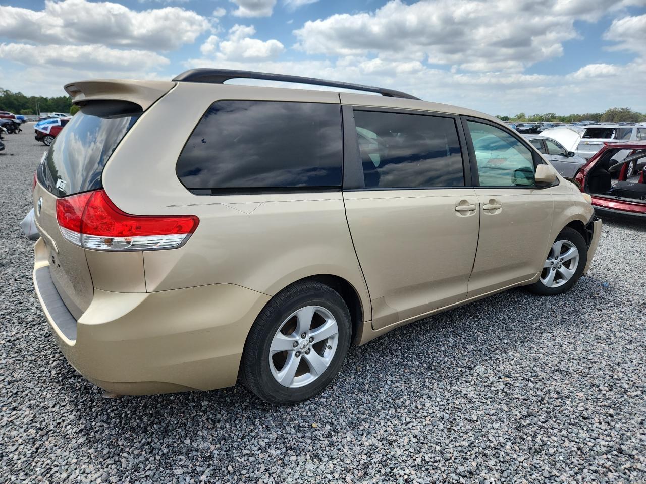 2012 Toyota Sienna Le - Image 3