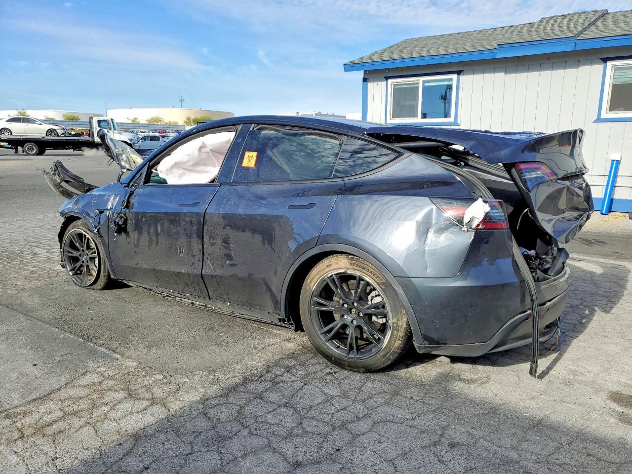 2025 Tesla Model Y - Фото 2