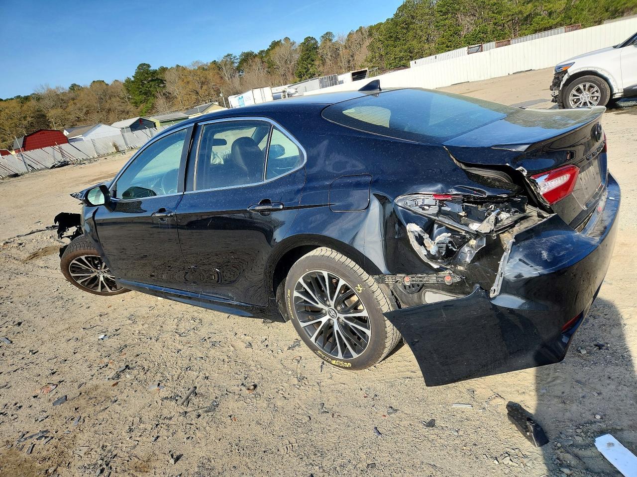 2020 Toyota Camry Se - Фото 2