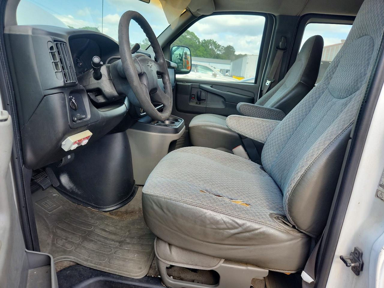 2003 Chevrolet Express G2500 - Image 7