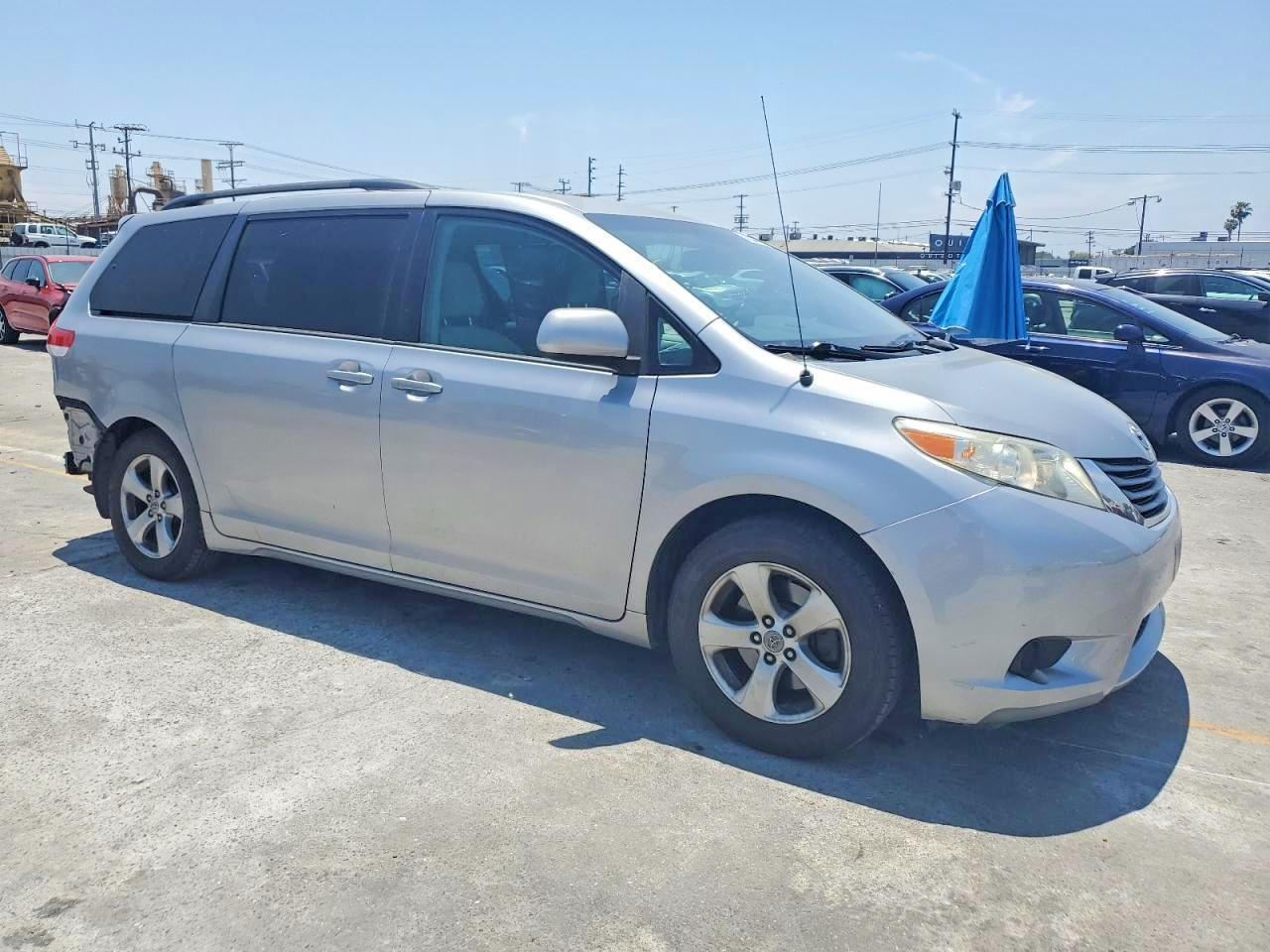 2012 Toyota Sienna Le - Фото 4
