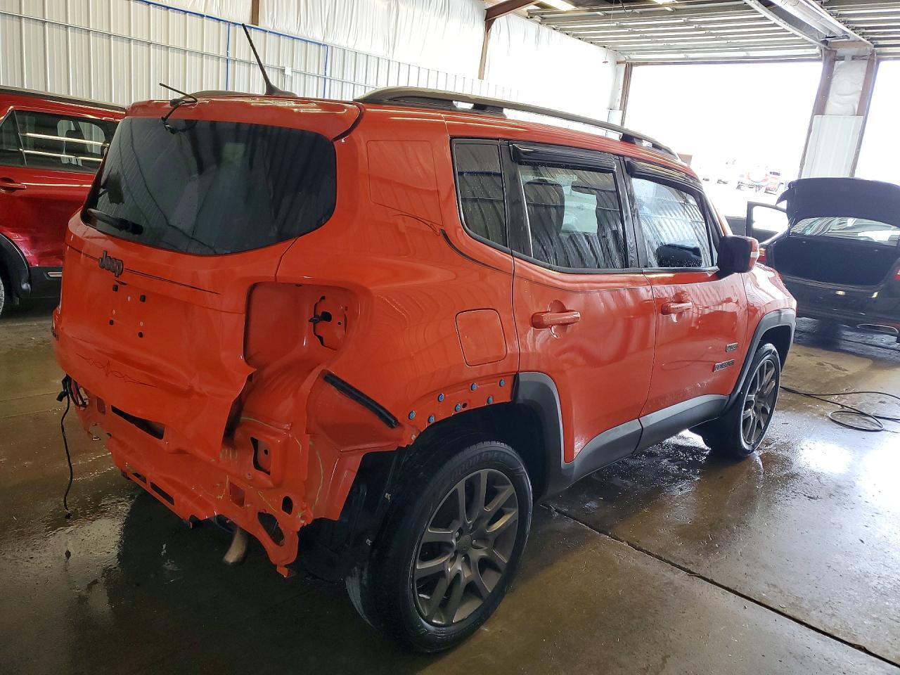 2016 Jeep Renegade Latitude - Image 3