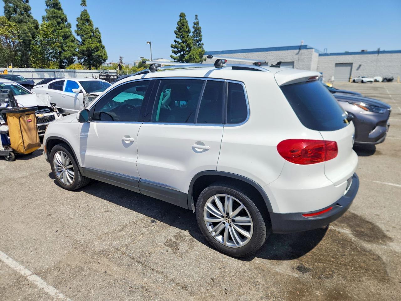 2014 Volkswagen Tiguan S - Фото 2