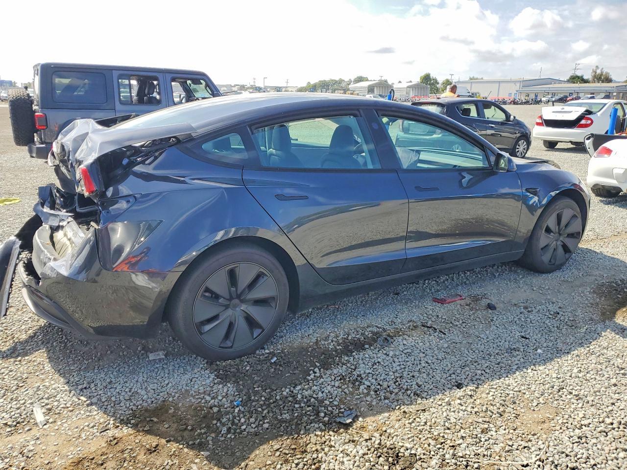 2025 Tesla Model 3 - Фото 3