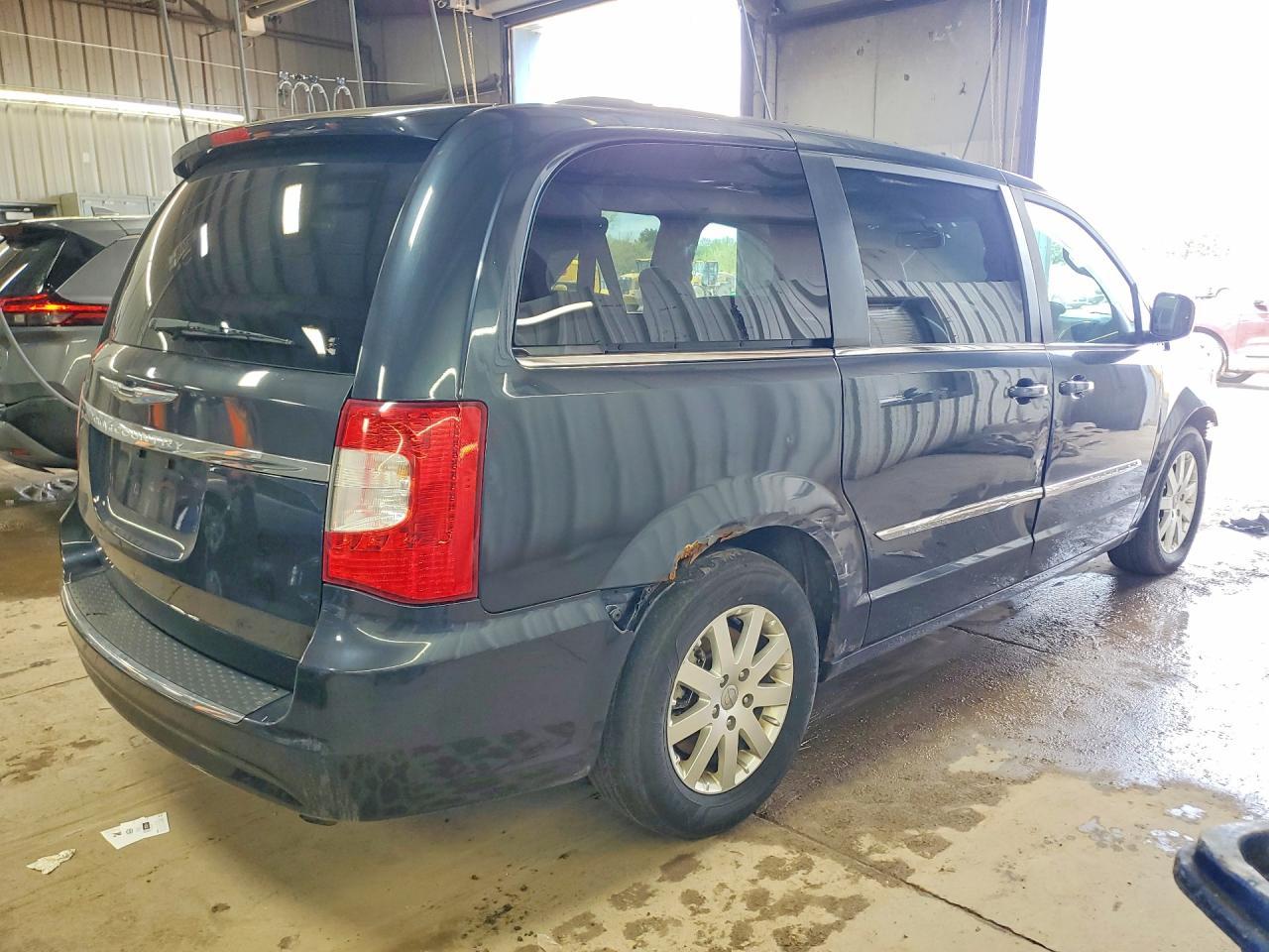 2013 Chrysler Town & Country Touring - Фото 3