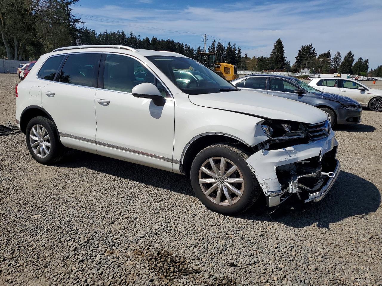 2015 Volkswagen Touareg V6 - Image 4