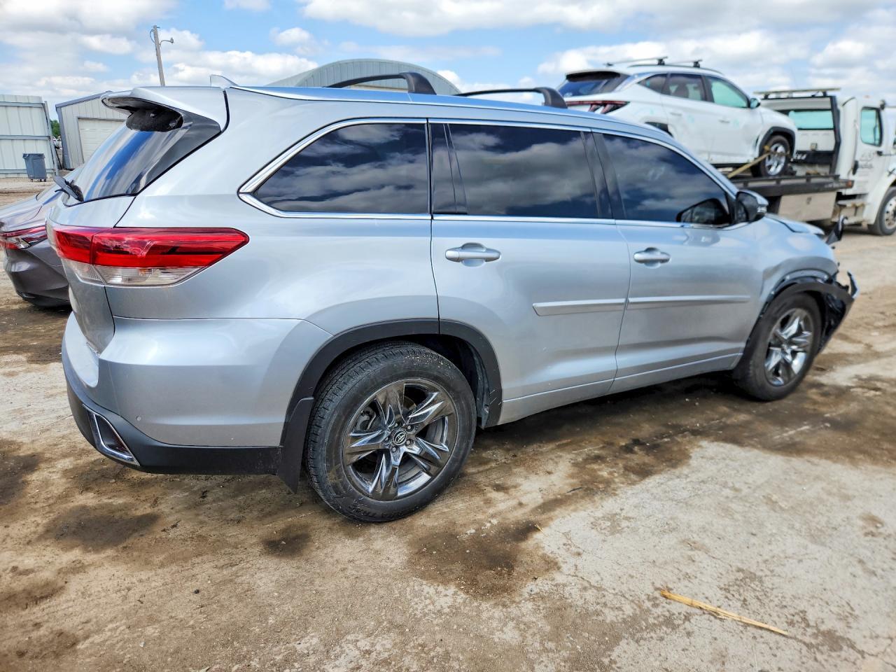 2017 Toyota Highlander Limited Platinum - Image 3
