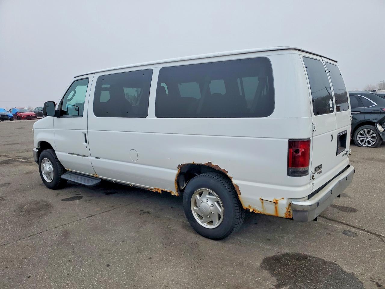 2011 Ford Econoline E150 Wagon - Фото 2
