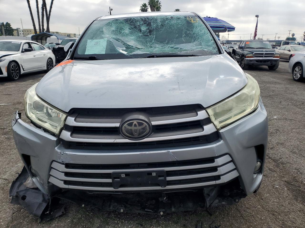 2018 Toyota Highlander Le Plus - Image 5