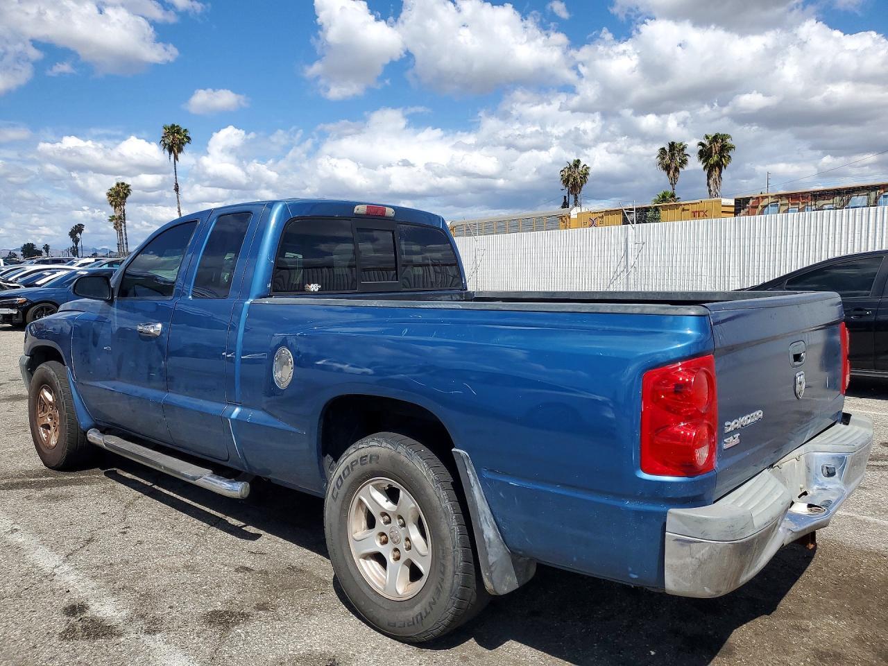 2005 Dodge Dakota Slt - Image 2