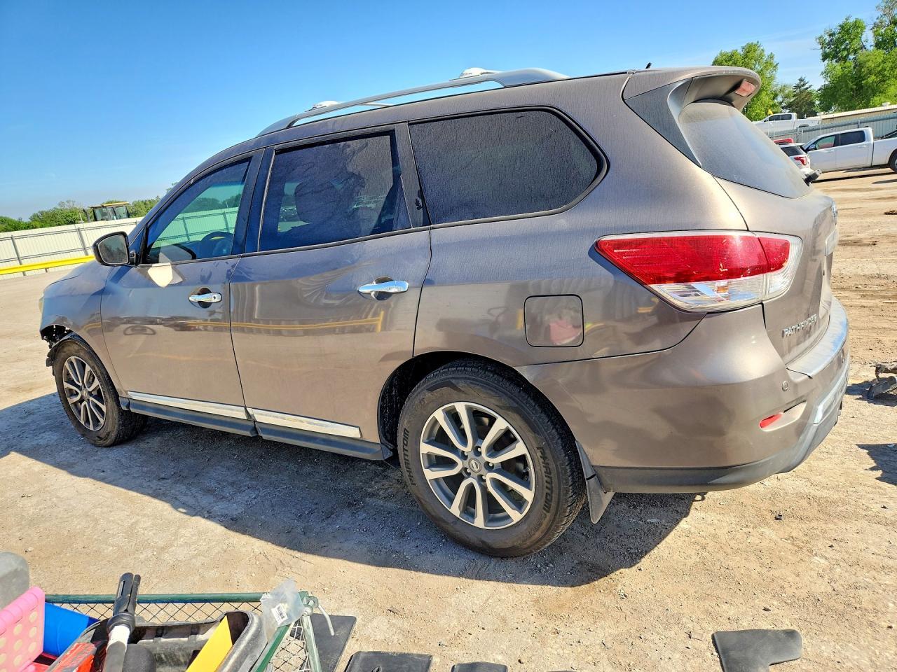 2013 Nissan Pathfinder S - Image 2