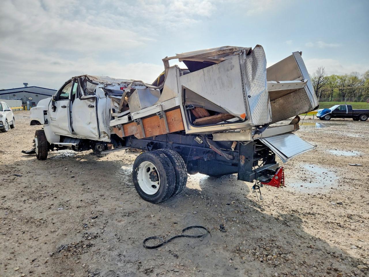 2024 Chevrolet Silverado Medium Duty - Image 3