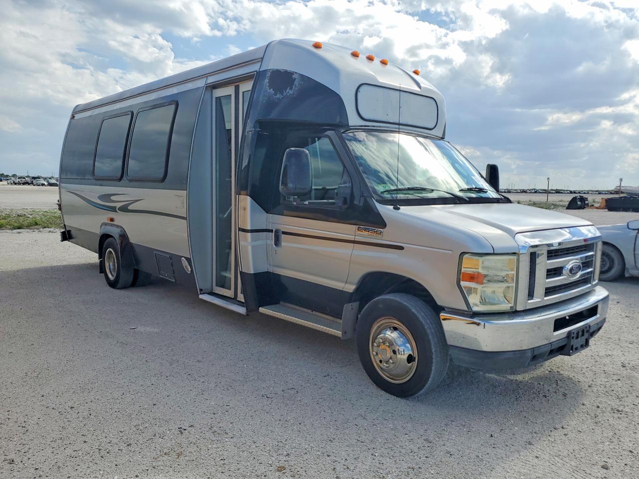 2011 Ford E450 Shuttle Bus - Image 4