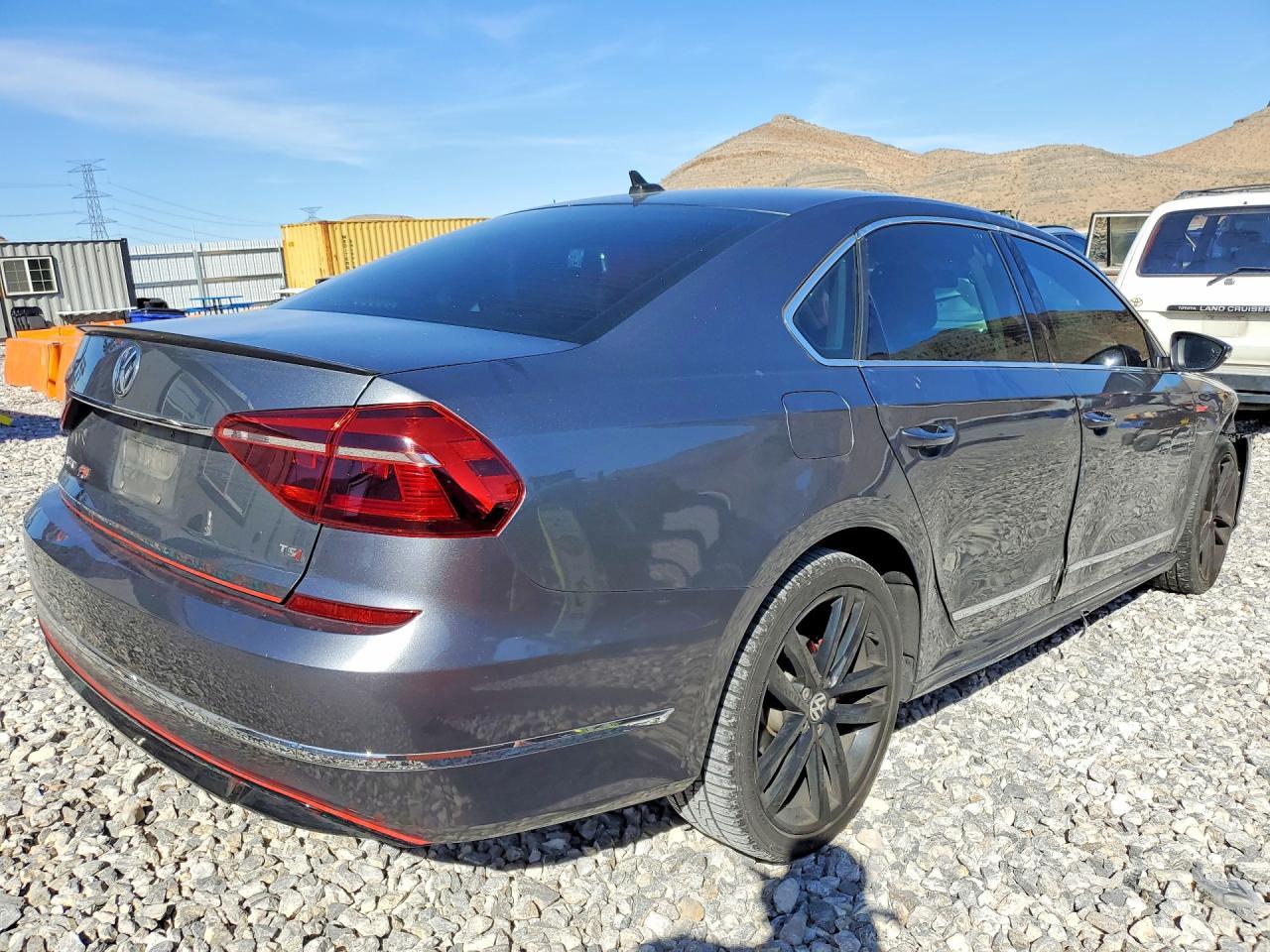 2017 Volkswagen Passat R-Line - Фото 3
