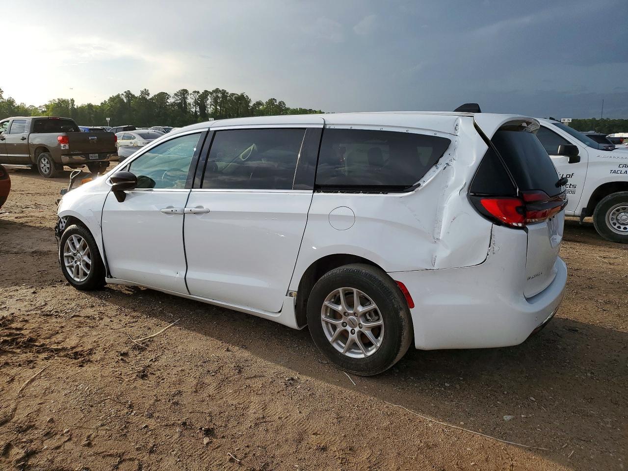 2024 Chrysler Pacifica Touring L - Image 2