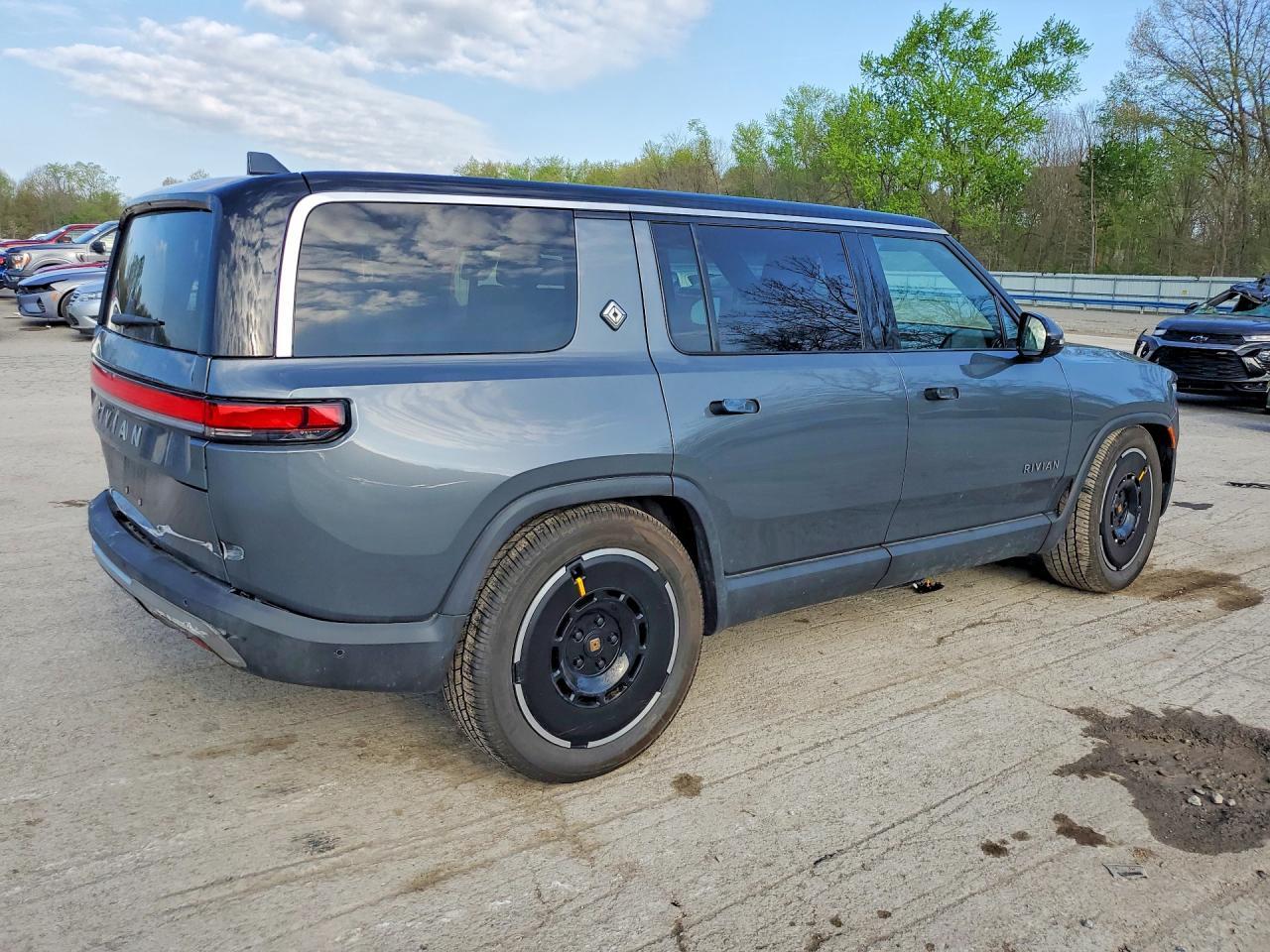2025 Rivian R1S Adventure - Фото 3
